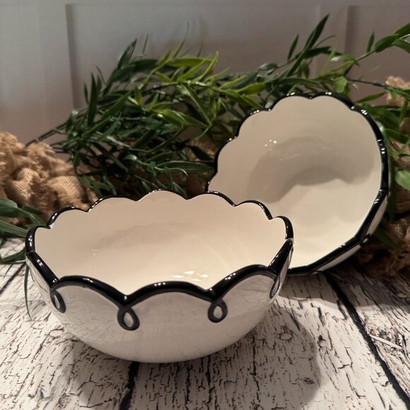 NWOT Set of 2 Scallop Edge Bowls White Black - Picture 1 of 5